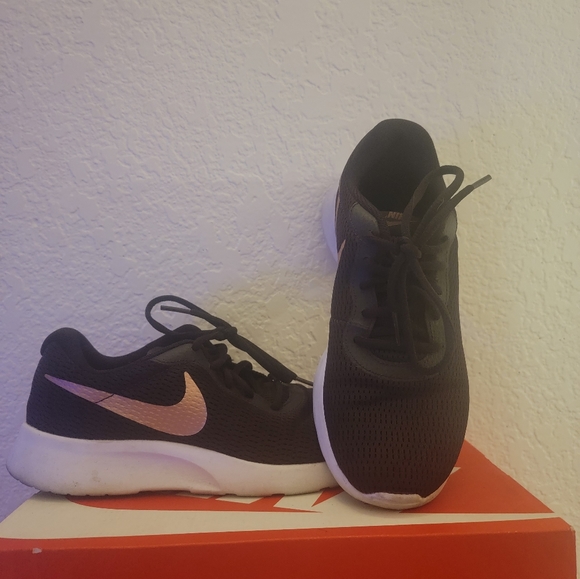 Nike shoes - Picture 1 of 1